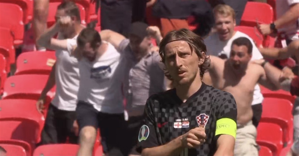 不仅是他足 不仅是他足