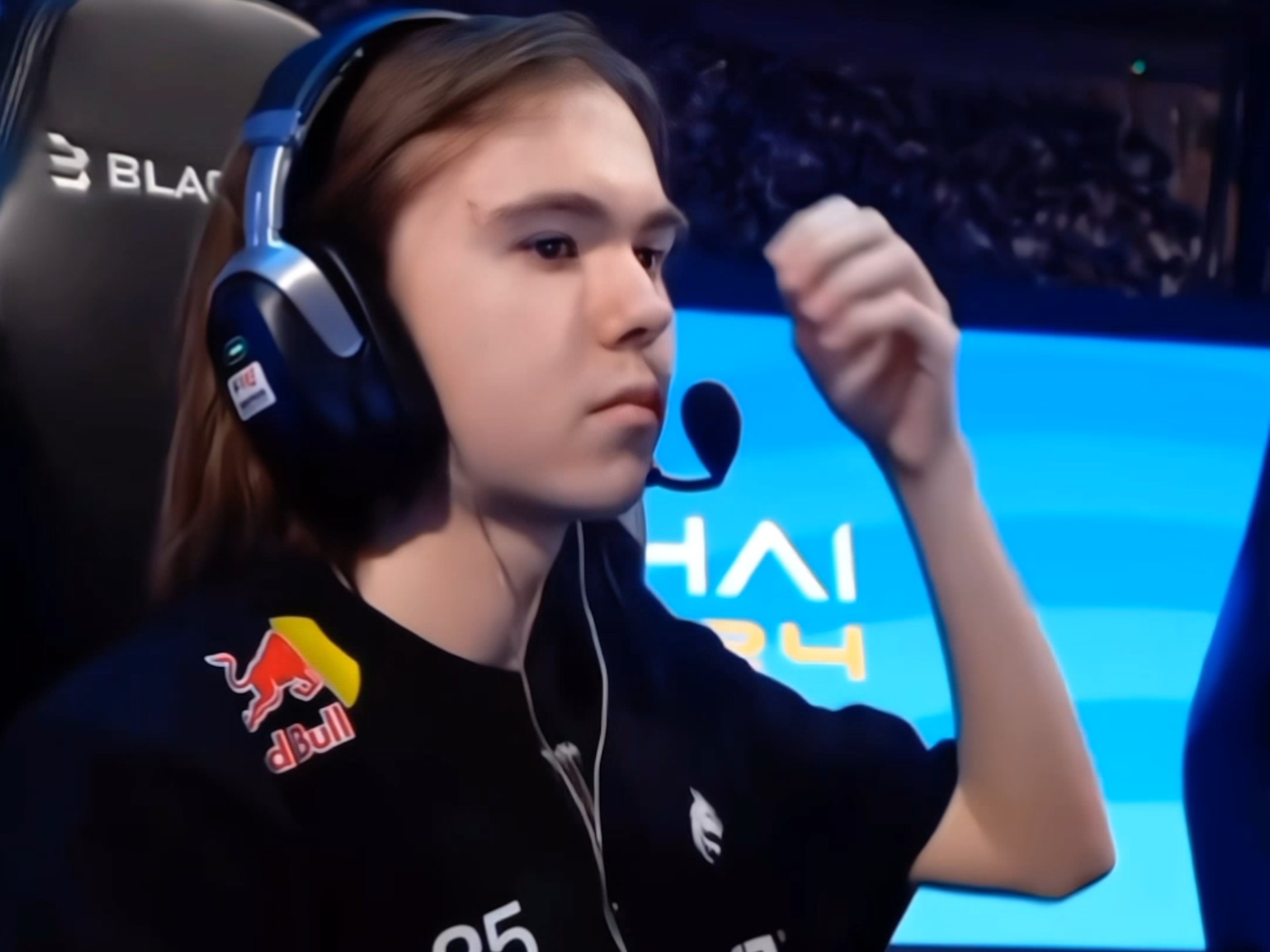 更加符合他 更加符合他